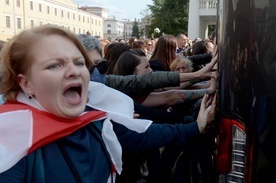 Białoruś: Milicja zatrzymuje kobiety na demonstracjach w Mińsku 