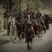 Rekonstruktorzy organizując rajd oddali hołd poległym żołnierzom walczącym w wojnie obronnej 1939 roku.