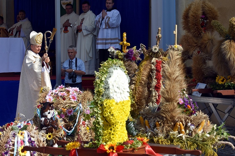 Biskup w czasie pokropienia wieńców dożynkowych.