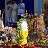 Biskup w czasie pokropienia wieńców dożynkowych.