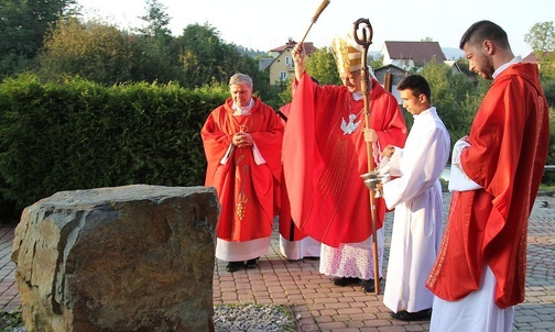 Bp Roman Pindel pobłogosławił stacje nowej Drogi Krzyżowej, powstałych na granicy Polski i Słowacji, na terene parafii w Zwardoniu i Skalitem.