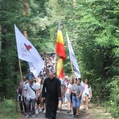 Wierni w trakcie pielgrzymki na Górzec.