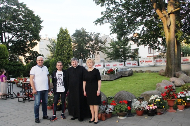 Przy grobie błogosławionego od lewej Jerzy Skórkiewicz, Marian Gruszka, ks. Andrzej Wieczorek i Teresa Połeć.