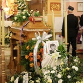 Pogrzebowej Mszy św. przewodniczył bp Roman Pindel.