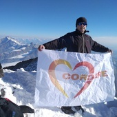 Z flagą Cordare na najwyższym szczycie Szwajcarii.