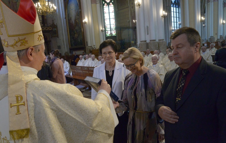 Dokumenty synodalne odbierają katecheci reprezentujący wiernych świeckich.