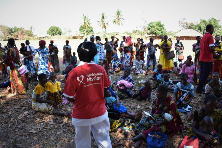 Kobiety chętnie korzystają z outreachu, ponieważ to jedyny dostęp do opieki medycznej dla nich i ich dzieci. Krakowska Polska Misja Medyczna pomaga w Nyangao w Tanzanii
