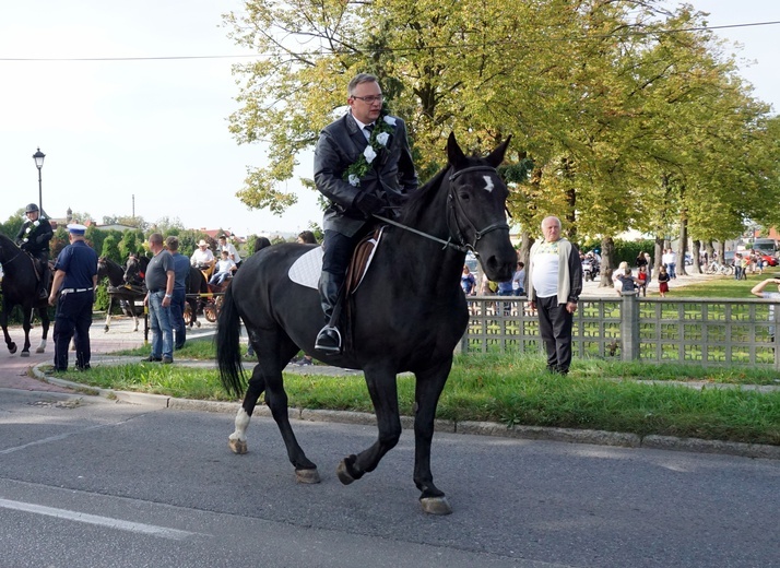 Konna procesja z kościoła w Ostropie