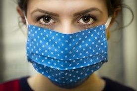 Szef MZ: Dystans i maski ograniczają transmisję koronawirusa, potwierdzają to badania