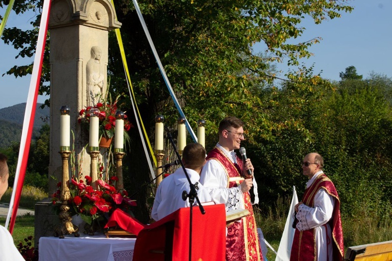 Ks. Marcin Hałas przy ołtarzu ustawionym przed XIX-wiecznym krzyżem na os. Langiewicza.