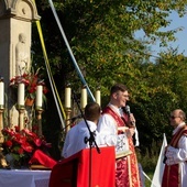 Ks. Marcin Hałas przy ołtarzu ustawionym przed XIX-wiecznym krzyżem na os. Langiewicza.