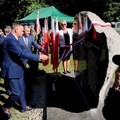 Kadyny. Odsłonięto obelisk poświęcony ofiarom zbrodni katyńskiej 