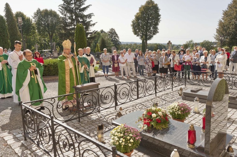 Bp Marek Mendyk przy symbolicznym grobie błogosławionego kapłana.