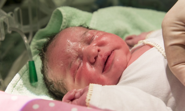 Rozdzielanie matki i noworodka z powodu epidemii to naruszenie praw pacjenta