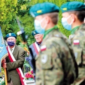 Druga część uroczystości rocznicowych odbyła się tuż po Eucharystii pod krzyżem katyńskim.