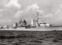Krążownik Karlsruhe ok. 1930 roku w pełnej krasie.  Mierzył 174 metry długości