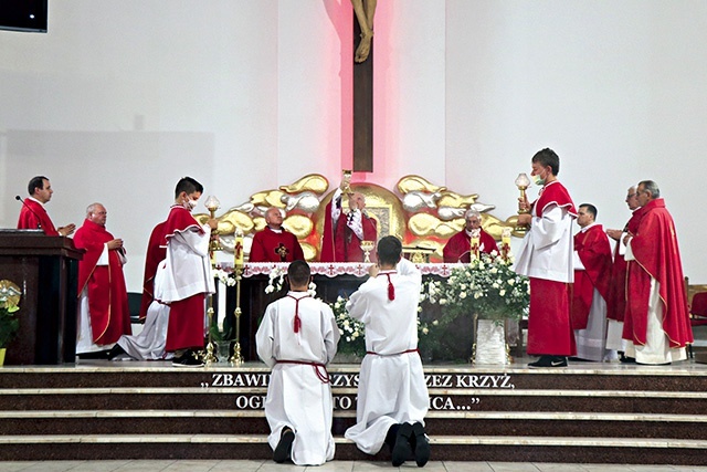 Biskup w otoczeniu duchowieństwa z okolicznych parafii w czasie odpustowej Eucharystii.