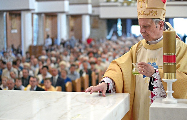 Biskup Henryk Tomasik namaścił ołtarz, serce kościoła, miejsce, gdzie są sprawowane Msze św.