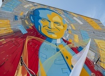 Wielki mural na cześć Jana Pawła II odsłonięto w Białogardzie 