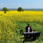 Nauczyciel muzyki Cemil Ceylan gra na pianinie 
na polu k. Samsun w Turcji.
4.05.2020 Turcja