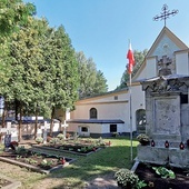 Cmentarz w Ossowie, niszczony przez komunistów, wcielony w obszar poligonu, ze śladami kul czerwonoarmistów, przetrwał dzięki mieszkańcom Ossowa i kapłanom, którzy komunistom się nie kłaniali.