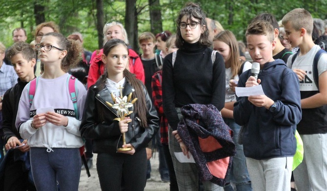 Uczniowie SP 2 im. Jana Pawła II w Porąbce-Kozubniku zaprosili do wysłuchania rozważań Drogi Krzyżowej.