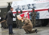 Szef MON przekazuje sztandar wojskowy dla 6. Mazowieckiej Brygady Obrony Terytorialnej im. rotmistrza Witolda Pileckiego.