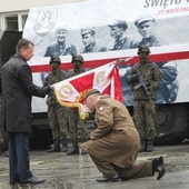 Szef MON przekazuje sztandar wojskowy dla 6. Mazowieckiej Brygady Obrony Terytorialnej im. rotmistrza Witolda Pileckiego.