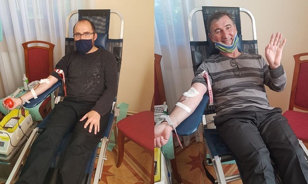 Ks. Krzysztof Moskal (z prawej) i ks. Marcin Samek oddali dziś krew podczas akcji w Rzykach.