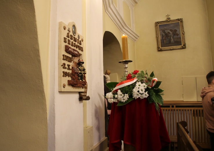 W kościele podominikańskim o historii Polski i martyrologii naszego narodu przypominają współczesne tablice memoratywne.