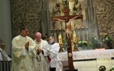 Uroczystość wprowadzenia kopii Krzyża Trybunalskiego do kościoła św. Michała Archnioła.