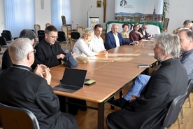 Spotkanie w auli Świdnickiej Kurii Biskupiej.
