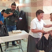 ▲	Siostra Brygida (z lewej) podczas akcji dystrybucji pomocy humanitarnej.