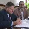Umowę podpisali (od lewej): Leszek Ruszczyk i prof. Piotr Łuczkiewicz, dyrektor Instytutu Archeologii UMCS w Lublinie.