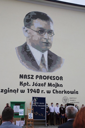 Mural wykonano na ścianie I Liceum Ogólnokształcącego.