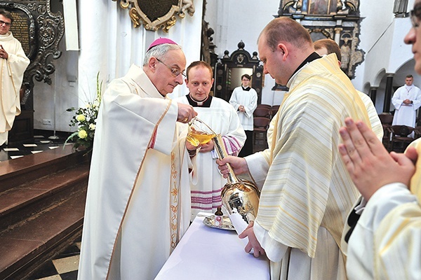 Podczas liturgii poświęcone zostały oleje święte.