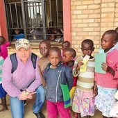 Biznesmen z dziećmi z Kibeho. Gdańszczanin wspiera misję marianów w Rwandzie.