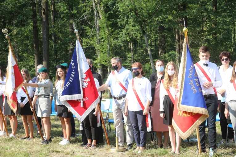 Uroczystość 74. rocznicy wymordowania partyzantów "Bartka" w Starym Grodkowie - 2020