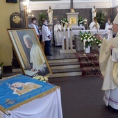 Sztandar szkoły i portret św. Jana Pawła, który zawisł w głównym holu szkoły, poświęcił bp Piotr Turzyński.