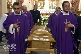 Z kościoła ciało zmarłego kapłana wynieśli najbliżsi jego sercu prezbiterzy, w tym ks. Łukasz, brat.