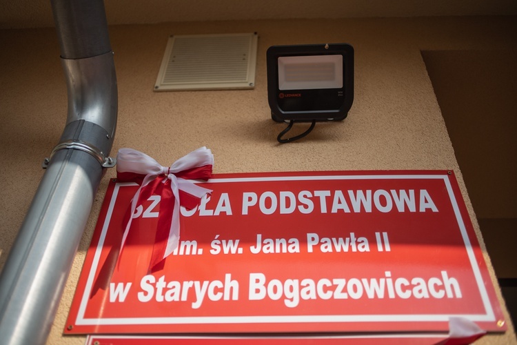 ​Uroczystość nadania SP w Starych Bogaczowicach im. św. Jana Pawła II. 