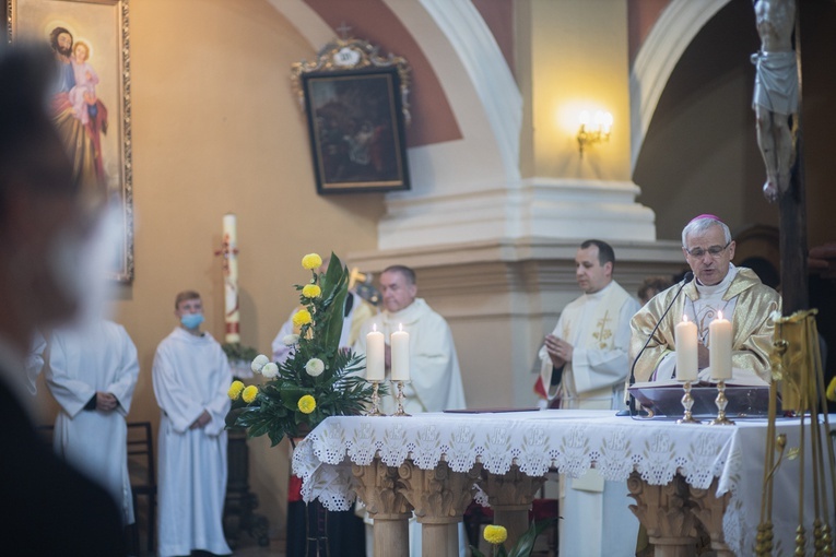 ​Uroczystość nadania SP w Starych Bogaczowicach im. św. Jana Pawła II. 