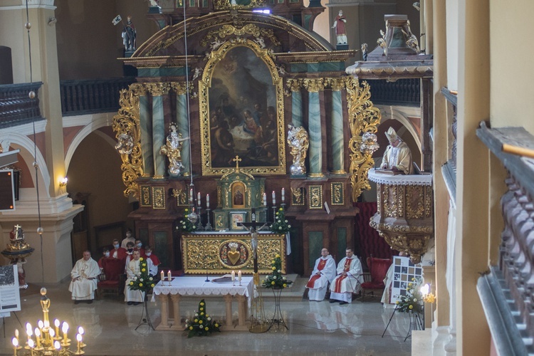 ​Uroczystość nadania SP w Starych Bogaczowicach im. św. Jana Pawła II. 