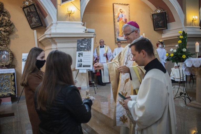 ​Uroczystość nadania SP w Starych Bogaczowicach im. św. Jana Pawła II. 