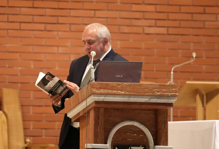 Prof. Marek Rembierz podczas wykładu w kościele w Hermanicach.