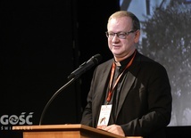 Ks. Wojciech Węgrzyniak w czasie konferencji kongresowej.