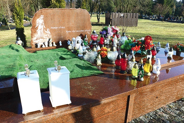 Zbiorowy grób dzieci utraconych na cmentarzu Dębica w Elblągu. 