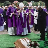 ▲	Zgromadzenie liturgiczne nad grobem zmarłego księdza.