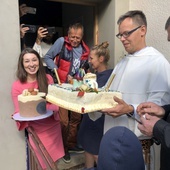 O. Krzysztof Ruszel OP i Magdalena Waligóra prezentują piekne torty, przygotowane na inaugurację działalności Cafe Siena.