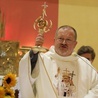 Uroczystą Mszę św. zakonczyło błogosławieństwo relikwiarzem św. Jana Pawła II.